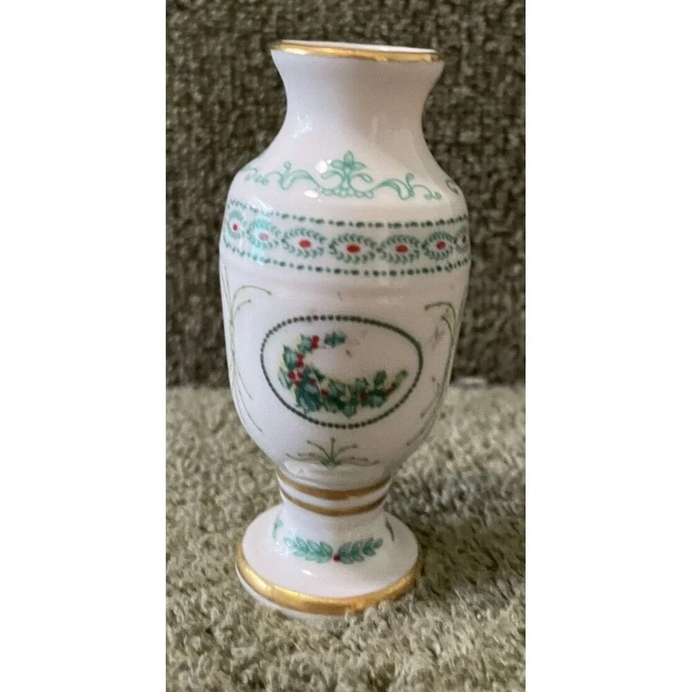 FINE FRANKLIN PORCELAIN FLOWER OF MONTH MINIATURE VASE HOLLY DECEMBER 1982